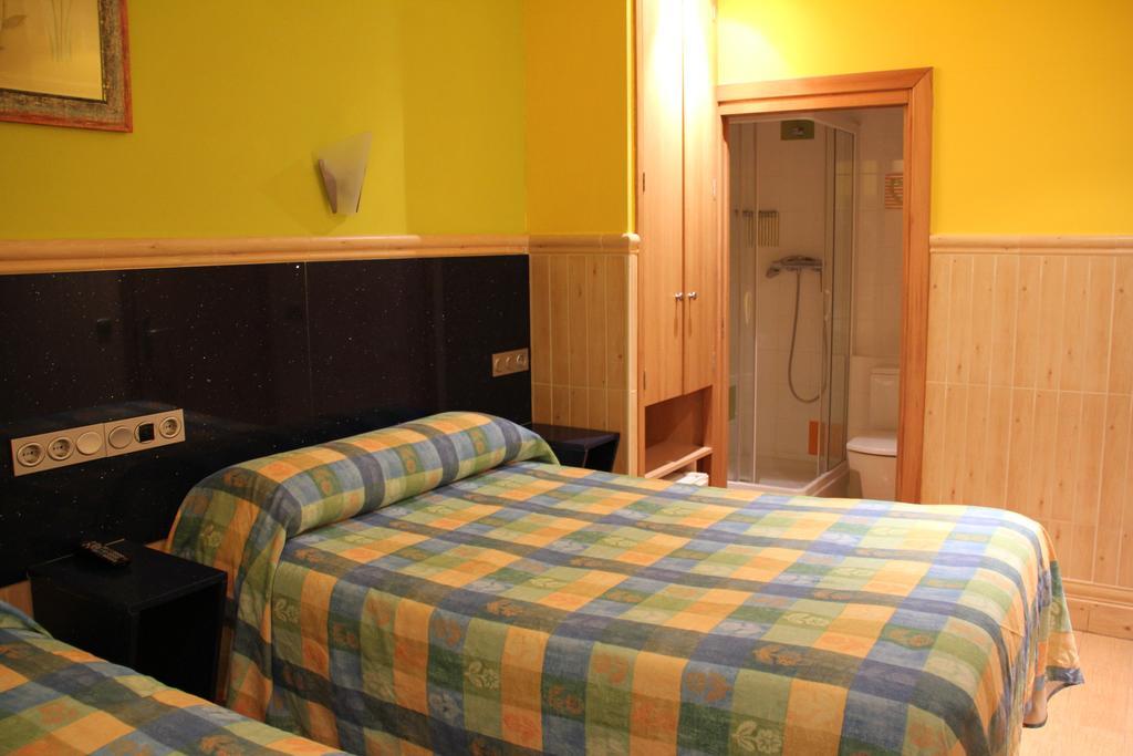 Pension Izar Bat San Sebastian Ruang foto
